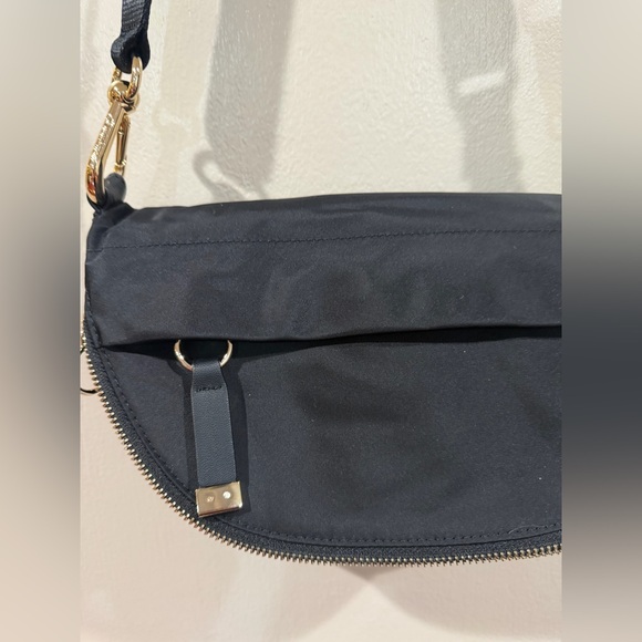 Lululemon Elegant Black Crossbody Bag - Picture 3 of 10